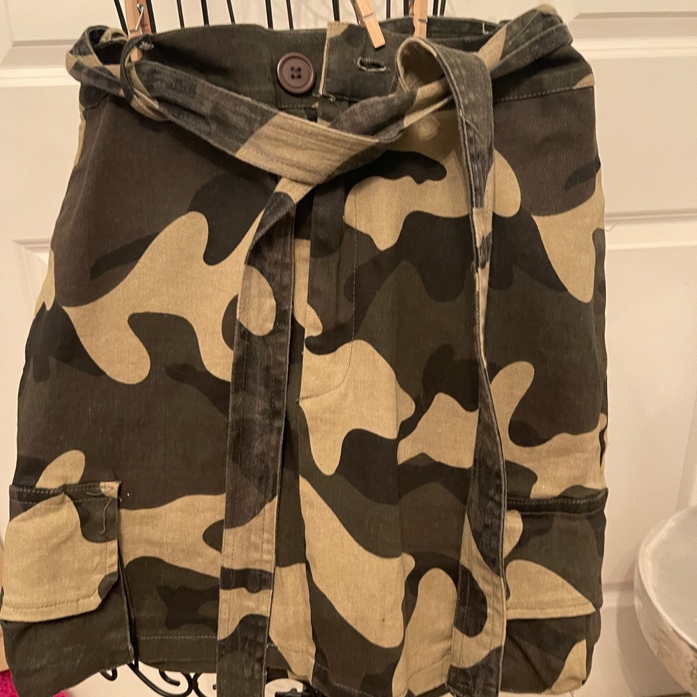 Camouflage skirt with tie
